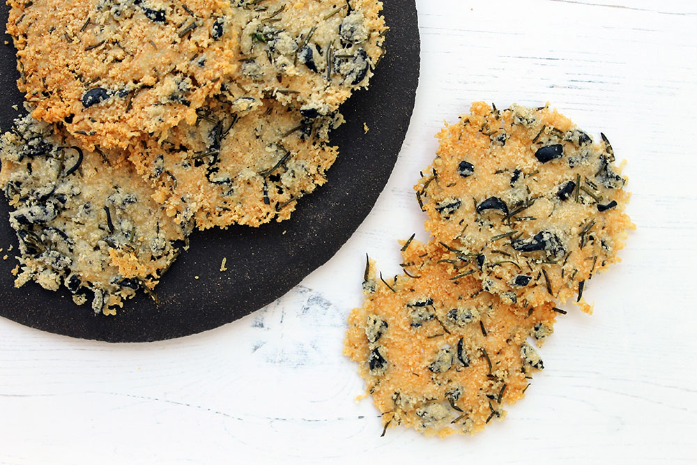 Keto Rosemary And Olive Parmesan Crisps - Keto dinner recipe with 1.8g net carbs. Low carb ketogenic dinner meal.