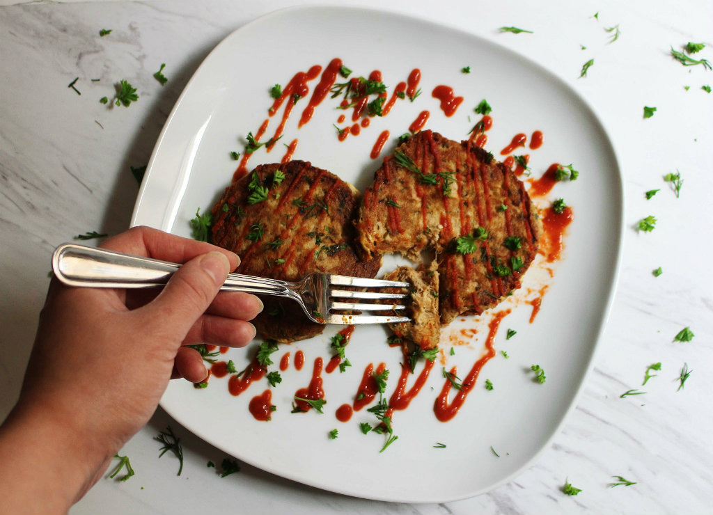 Keto Tuna Cakes - Keto lunch recipe with 2.8g net carbs. Low carb ketogenic lunch meal.
