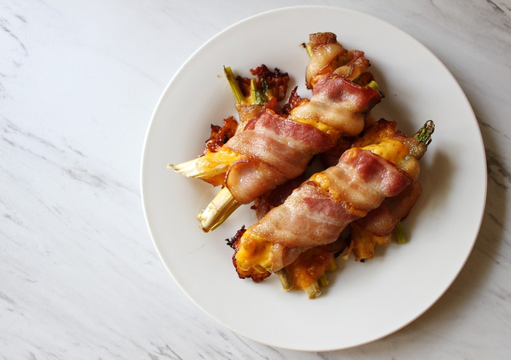 Keto Cheddar Bacon Wrapped Aspargus Bundles - Keto breakfast recipe with 0.6g net carbs. Low carb ketogenic morning meal.
