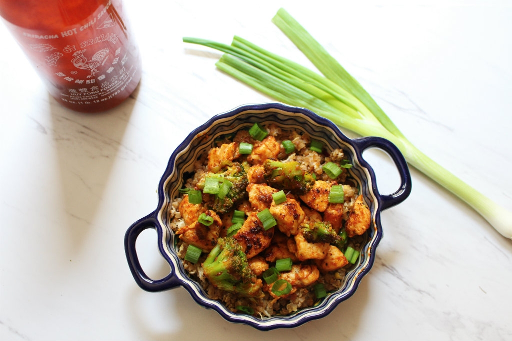 Low Carb Sriracha Chicken Fried Rice - Keto lunch recipe with 7.3g net carbs. Low carb ketogenic lunch meal.